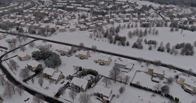 Winterlandschaft mit Schnee in den Wohnstraßen schneebedeckte Häuser die amerikanische Stadt auf snowf