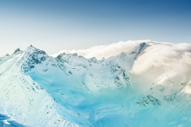 Winterlandschaft mit schneebedeckten Bergen