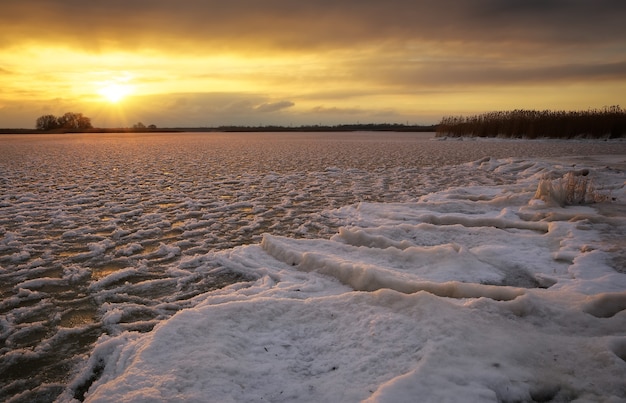 Winterlandschaft mit Sonnenunterganghimmel. Zusammensetzung der Natur.