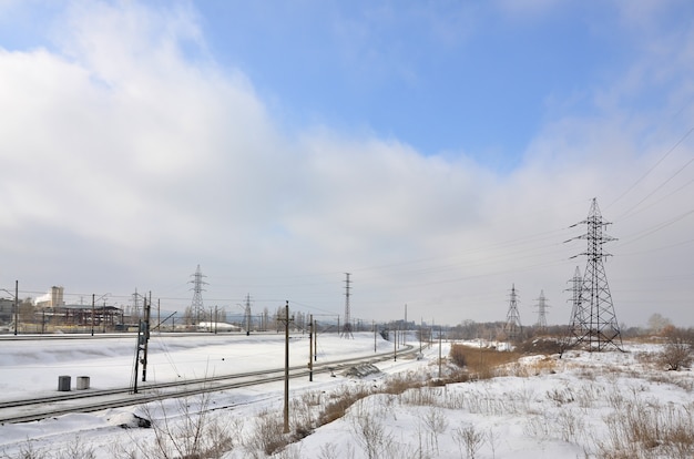 Winterlandschaft mit Türmen von Fernleitungen