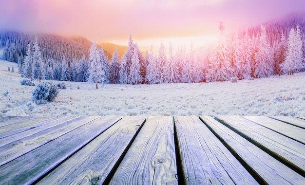 Winterlandschaft und schäbige Tabelle auf einem Sonnenuntergang. Berge Karpaten, Ukraine