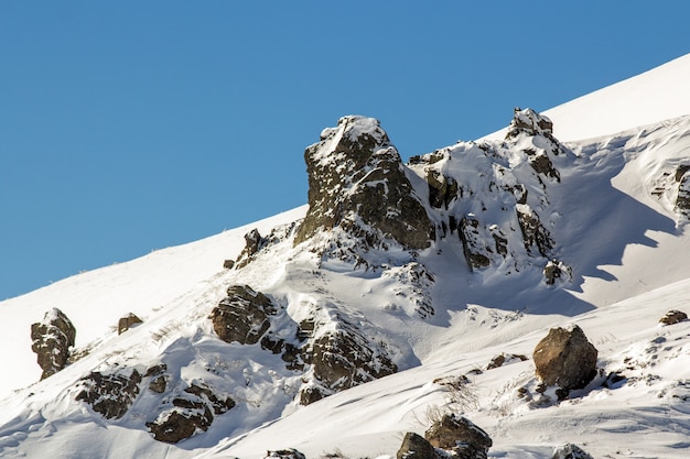 Winterlandschaftspanorama. Schnee kauerte Berge nach Schneefällen.