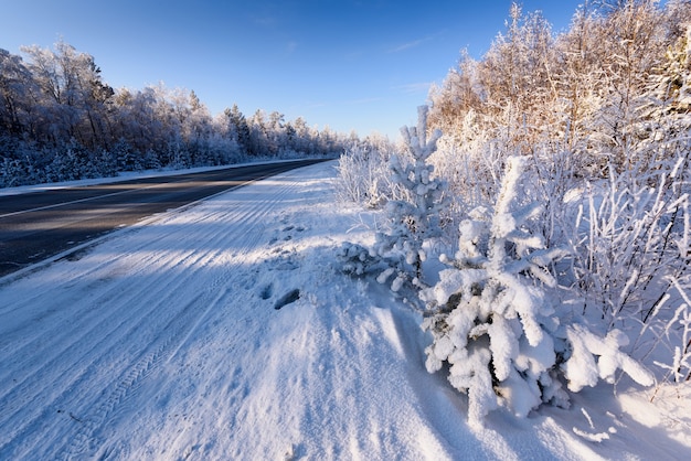 Winterlandstraße in Sibirien bedeckt mit Schnee.