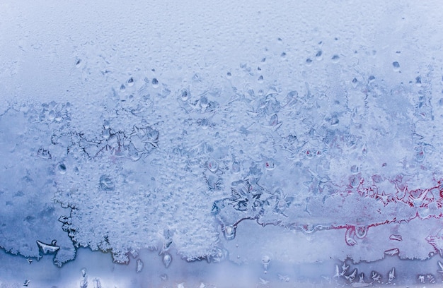 Winterlicher natürlicher Hintergrund mit gefrorenem Glas und schöner einzigartiger Textur