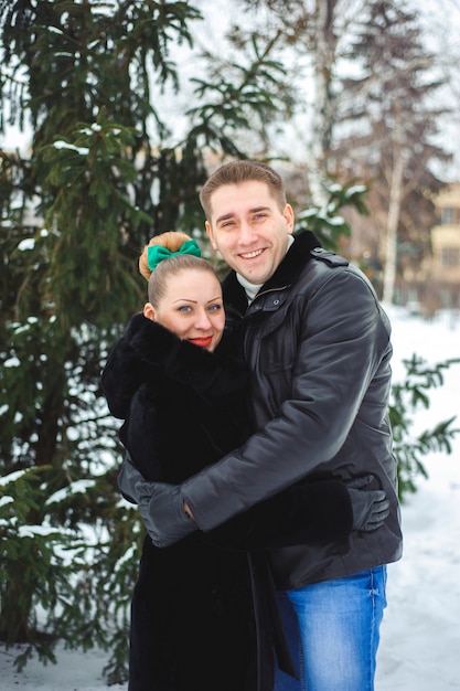 Winterliebesgeschichte. schönes liebespaar im park