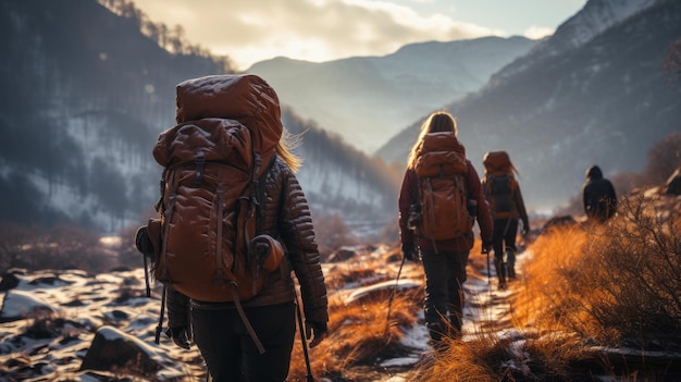 Winterlust-Rucksackreisende genießen Abenteuer in schneebedeckten Bergen