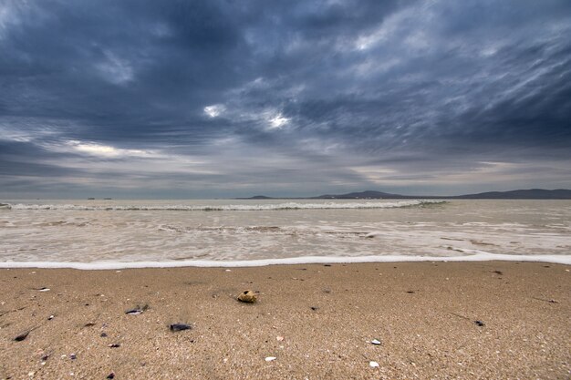 Wintermeer und drastische Wolken gestalten landschaftlich