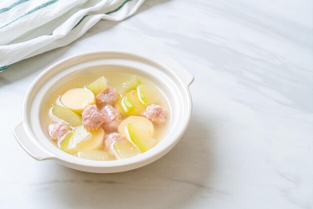 Wintermelonensuppe mit gehacktem Schweinefleisch und Ei-Tofu-Schüssel