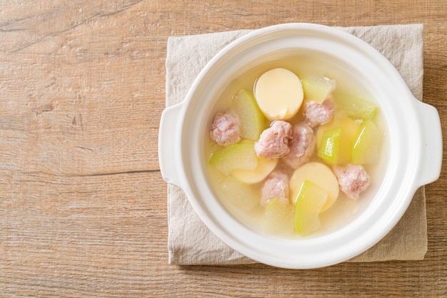 Wintermelonensuppe mit gehacktem Schweinefleisch und Eitofu