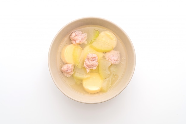 Wintermelonensuppe mit gehacktem Schweinefleisch und Eitofu