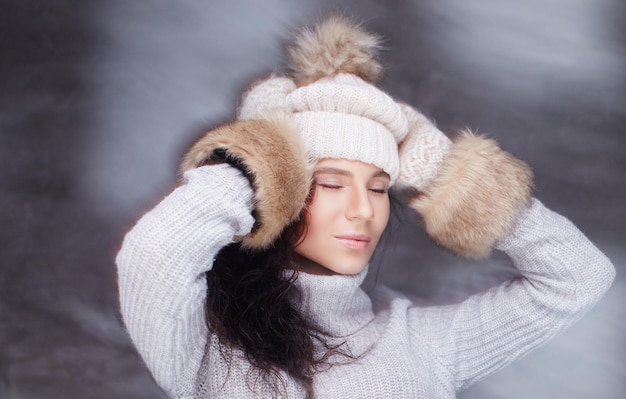 Wintermode. Frau im Winter hat Pelzhandschuhe.