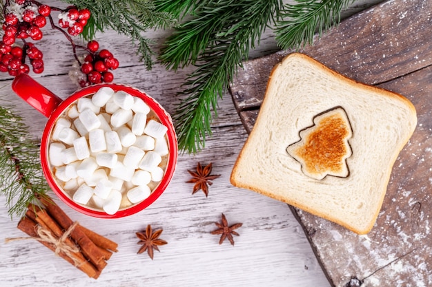 Wintermorgenessen, Tasse mit heißer Schokolade, Marshmallows, geröstetes Brot