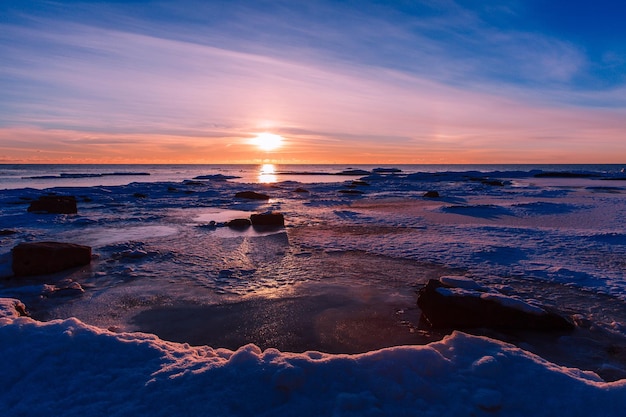 Winternaturlandschaft Sonnenuntergang über dem zugefrorenen Meer Finnland