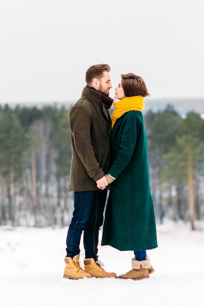 Winterpaare in der Liebe auf Naturhintergrund