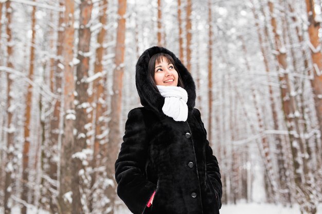 Winterporträt der jungen Frau. Schönes junges Mädchen in einem weißen Winterwald.