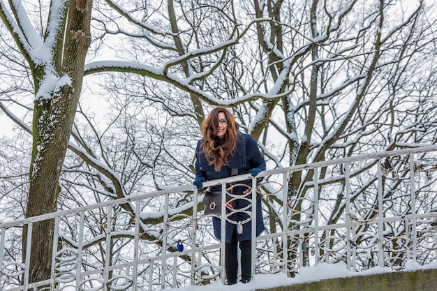 Winterporträt der jungen Frau