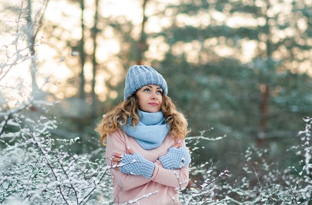 Winterporträt der schönen Frau in der Winterkleidung