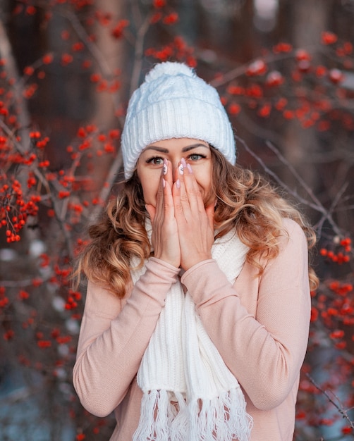 Winterporträt der schönen Frau in der Winterkleidung