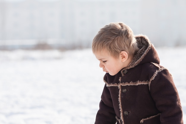 Winterporträt des Jungen bei kaltem Wetter im Freien
