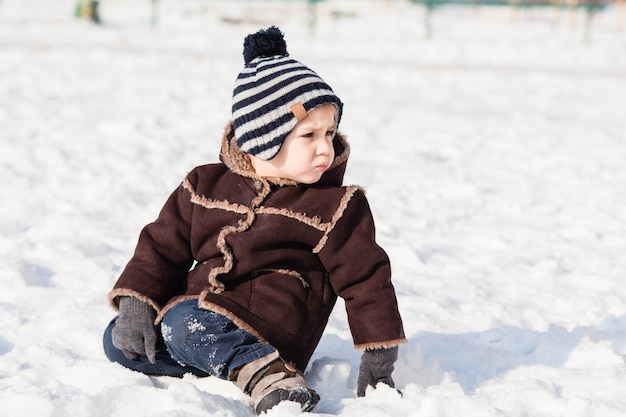 Winterporträt des Jungen bei kaltem Wetter im Freien