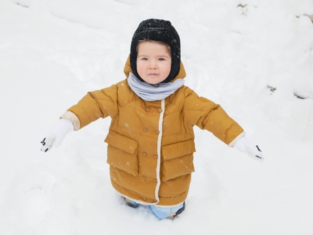 Winterporträt des kleinen Jungen an einem eiskalten Tag