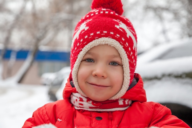 Winterporträt des kleinen Jungen in der warmen Kleidung