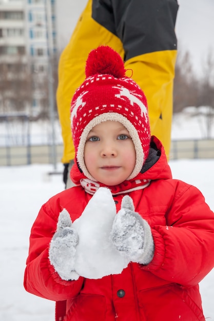 Winterporträt des kleinen Jungen in der warmen Kleidung