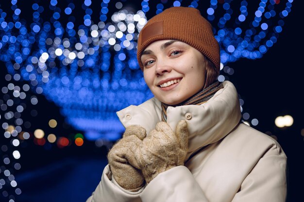 Winterporträt einer Frau in warmer Kleidung, die lächelt und in die Kamera schaut