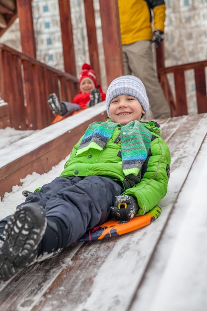 Winterporträt von kleinen Jungen in warmen Kleidern