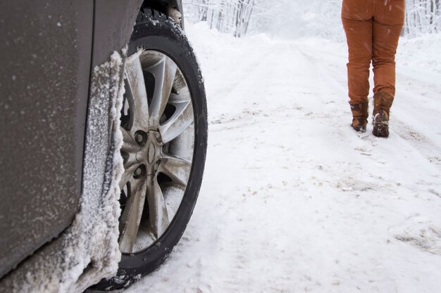 Winterreifen auf schneebedeckter Straße.