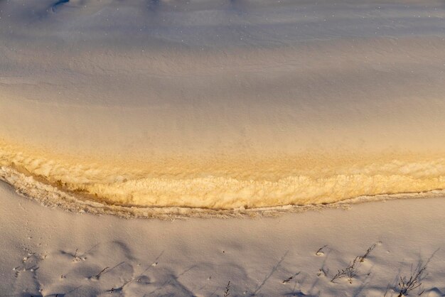 Wintersaison mit Schneeverwehungen nach Schneefall