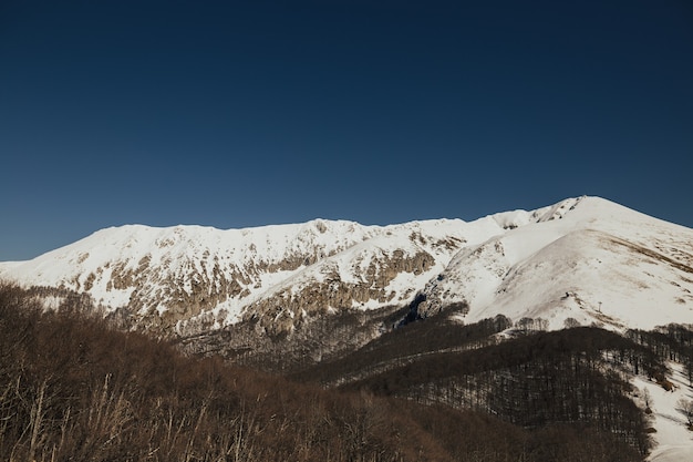 Winterschnee bedeckte Berggipfel in den Alpen