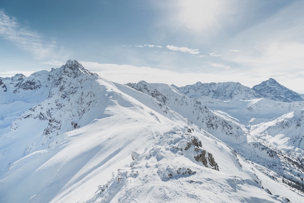 Winterschnee bedeckte bergspitzen in europa. toller ort für wintersport.