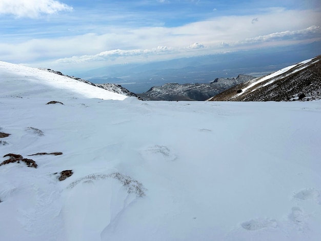 Winterschnee bedeckte die Berggipfel Winterlandschaft Berge