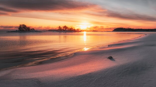 Wintersonnenaufgang am Ladogasee in Karelien, Russland