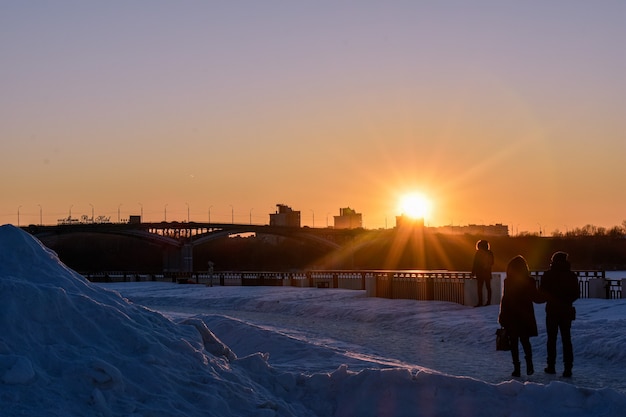 Wintersonnenuntergang an der Uferpromenade der Stadt