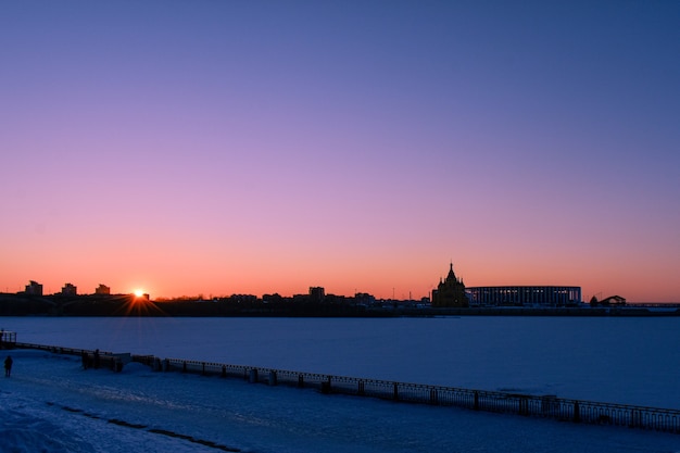 Wintersonnenuntergang an der Uferpromenade der Stadt