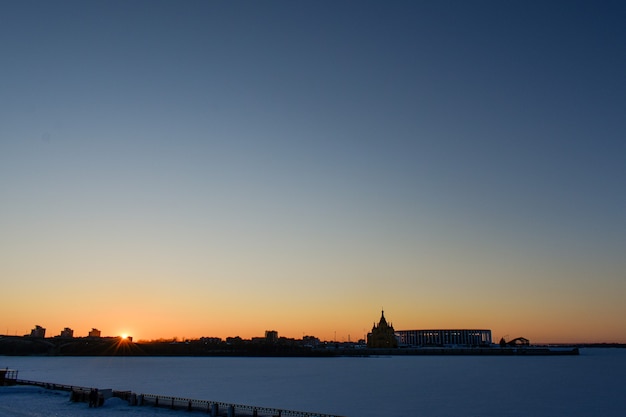 Wintersonnenuntergang an der Uferpromenade der Stadt