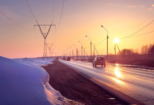 Wintersonnenuntergang auf dem Damm des Wasserkraftwerks Nowosibirsk