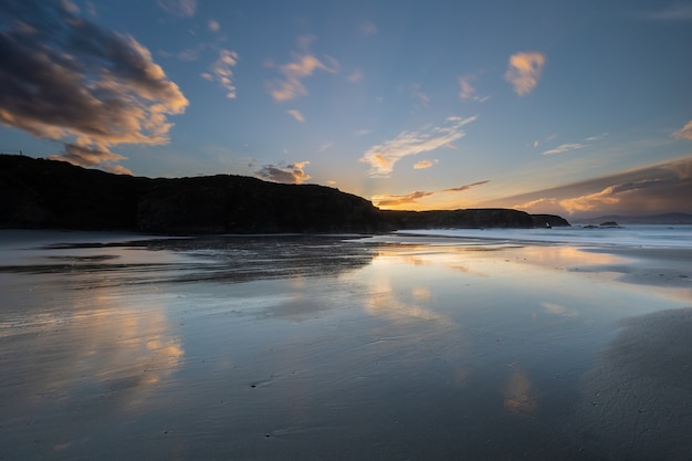 Wintersonnenuntergang mit Wolkenreflexionen am Strand von Las Islas!