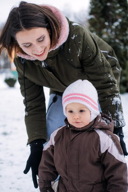 Winterspaziergänge mit Babys und Kleinkindern Baby Kleinkind im Winter wie man Kinder bei Kälte schützt