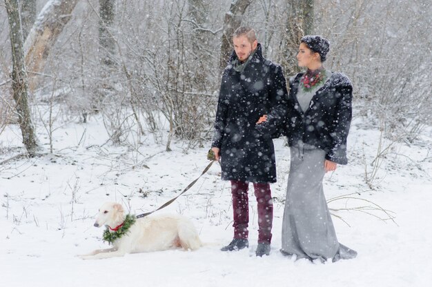 Winterspaziergang in einem Schneesturm mit einem Hund