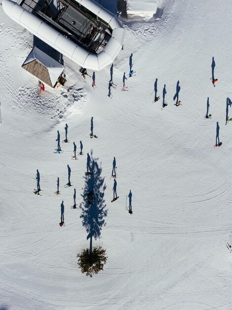 Wintersport-Draufsicht auf Menschen, die in einem Skigebiet in Kopaonic Serbien Skifahren