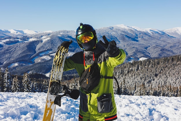 Wintersport Ein Snowboarder geht im Winter auf dem Schnee einen verschneiten Hang hinunter Snowboarding Winter Freeride