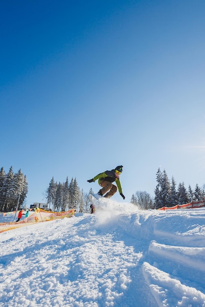 Wintersport Ein Snowboarder geht im Winter auf dem Schnee einen verschneiten Hang hinunter Snowboarding Winter Freeride