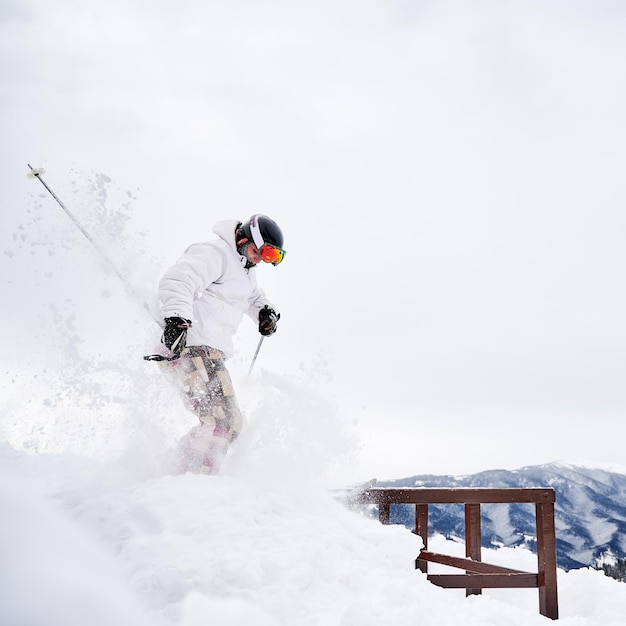 Foto wintersportarten skifahrer, der in der wintersaison tricks in den bergen macht