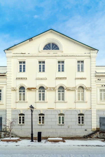 Winterstadt Fragment der Fassade des alten Gebäudes Das Bild wurde in Russland in der Stadt Orenburg aufgenommen