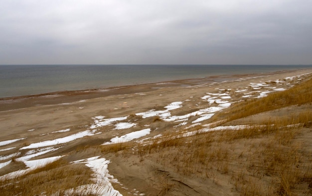 Winterstrand auf der Kurischen Nehrung bei bewölktem Wetter in Litauen