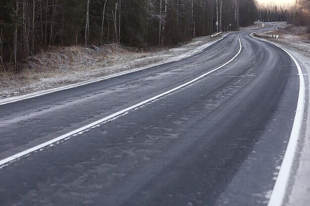 Winterstraße abstrakte Landschaft, saisonaler Pfad Dezember Schnee