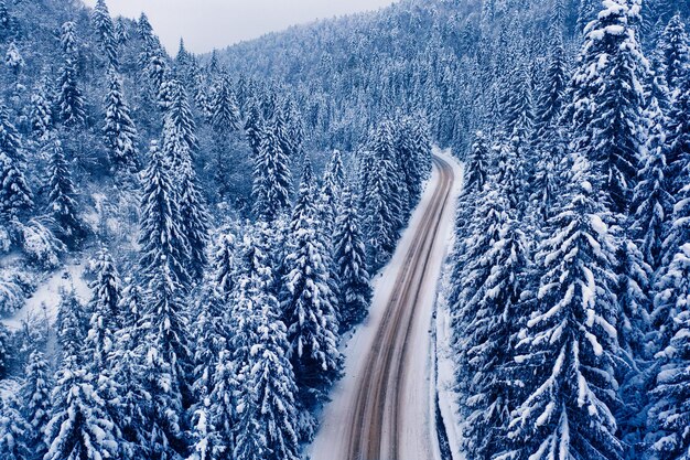 Winterstraße in den Bergen Drohnenansicht